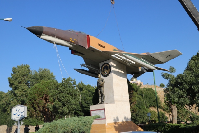 پروژه نصب ماکت هواپیما به یاد سردار خلبان شهید اکبری 